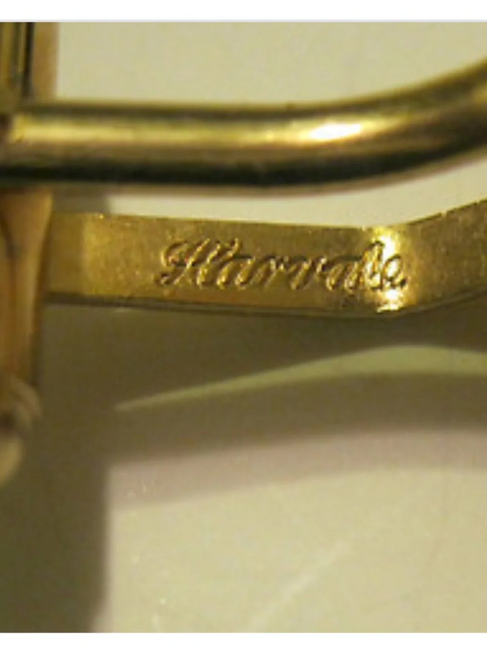 Harvale depicts cufflinks